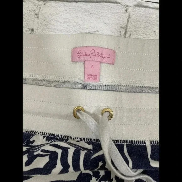 Women’s Lilly Pulitzer Blue White Elastic Waist Drawstring Shorts Size Small - Picture 3 of 5